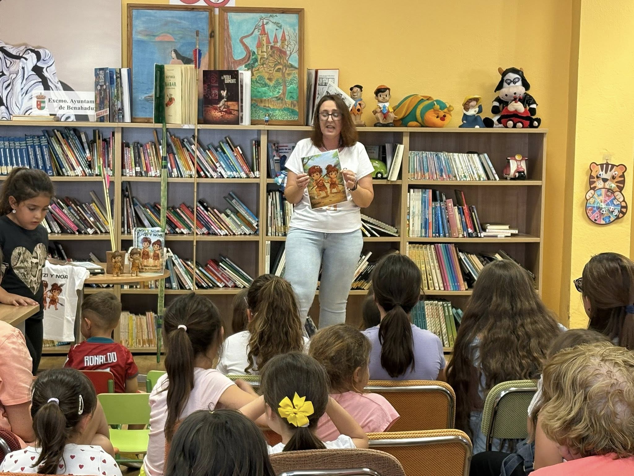 La autora Maribel Ávila visita la Biblioteca