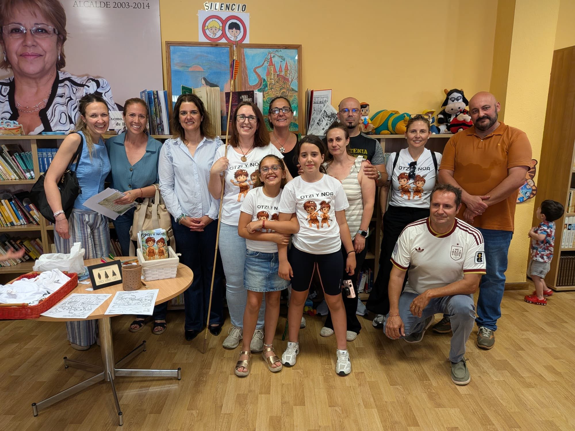 La autora Maribel Ávila visita la Biblioteca